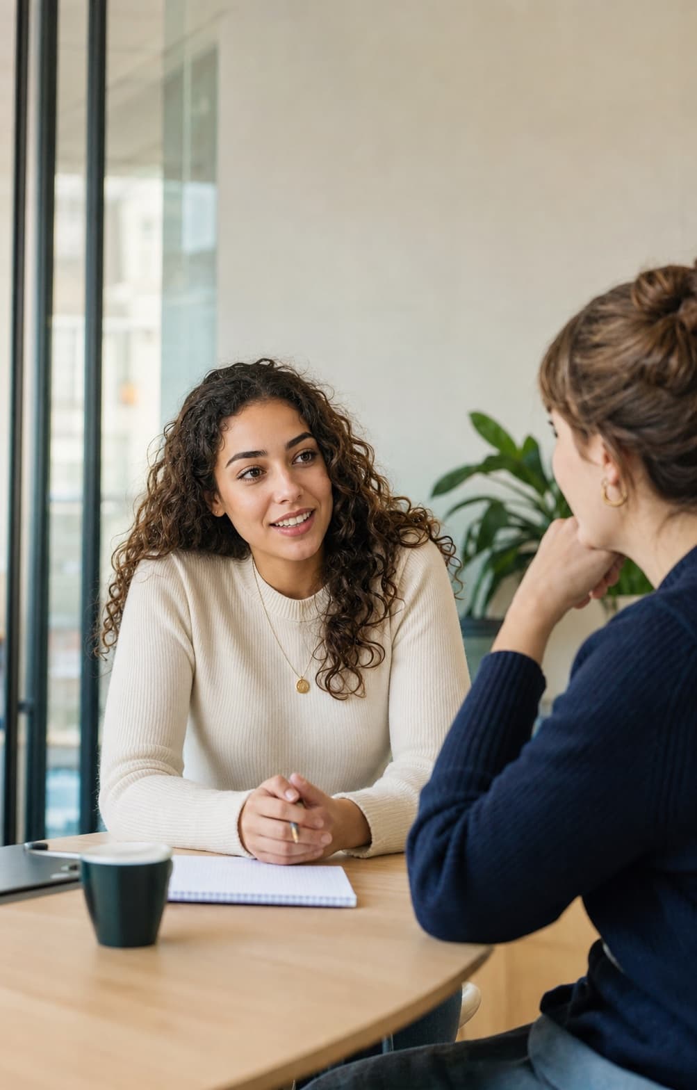 Une candidate échange avec une recruteuse au sujet de son alternance