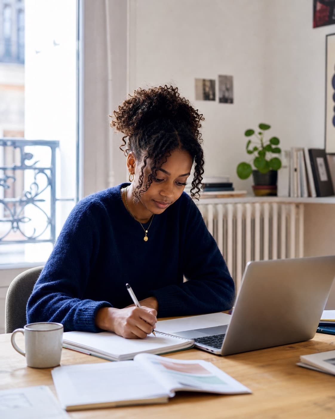 Une étudiante organise sa formation depuis son appartement parisien