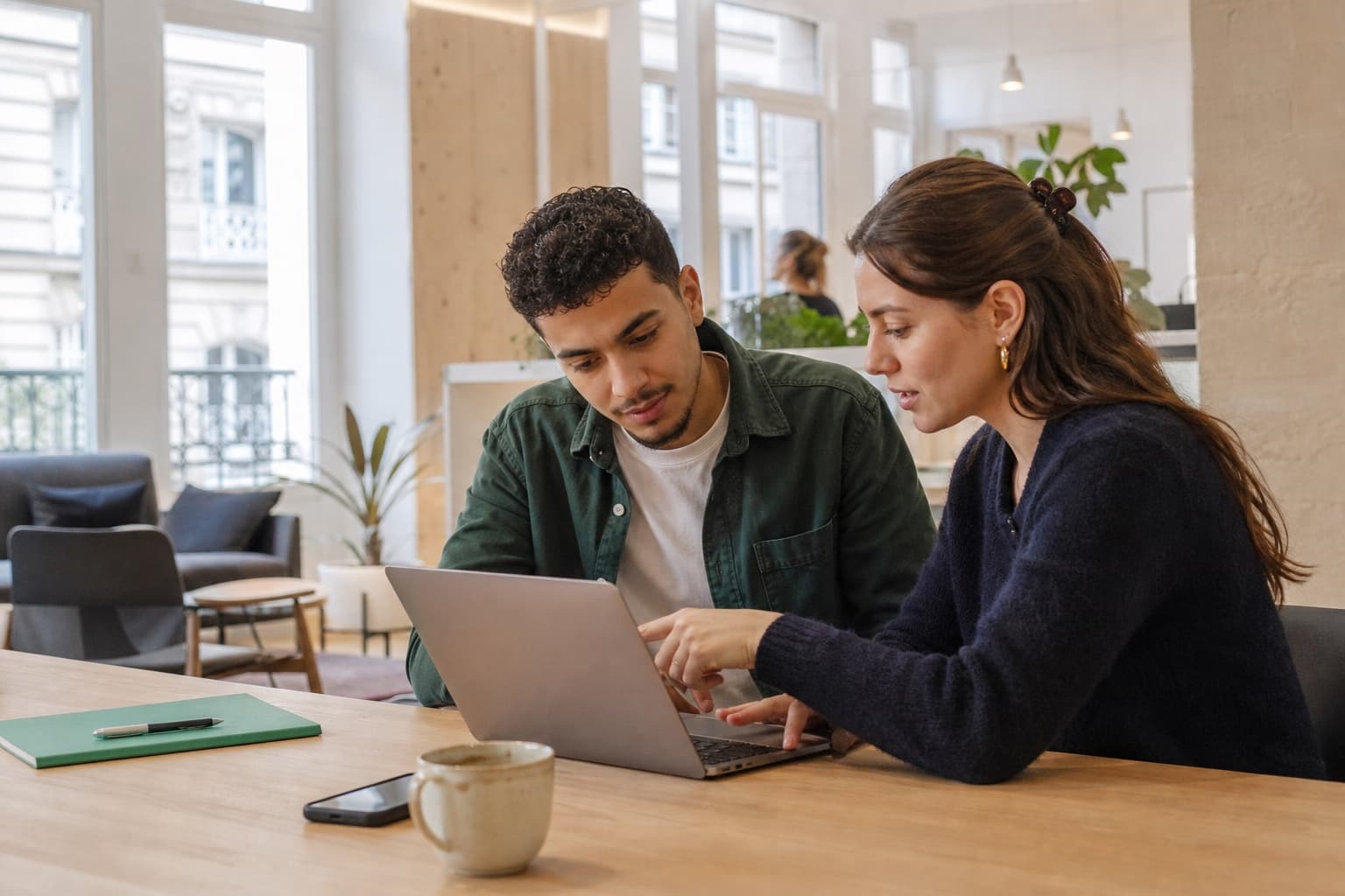 Une conseillère Major accompagne un étudiant sur le financement de son alternance