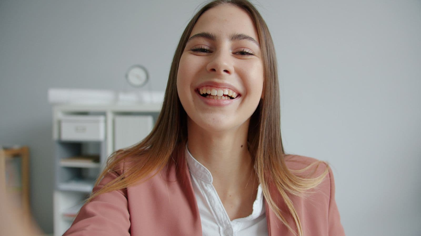 Une jeune professionnelle souriante dans un bureau