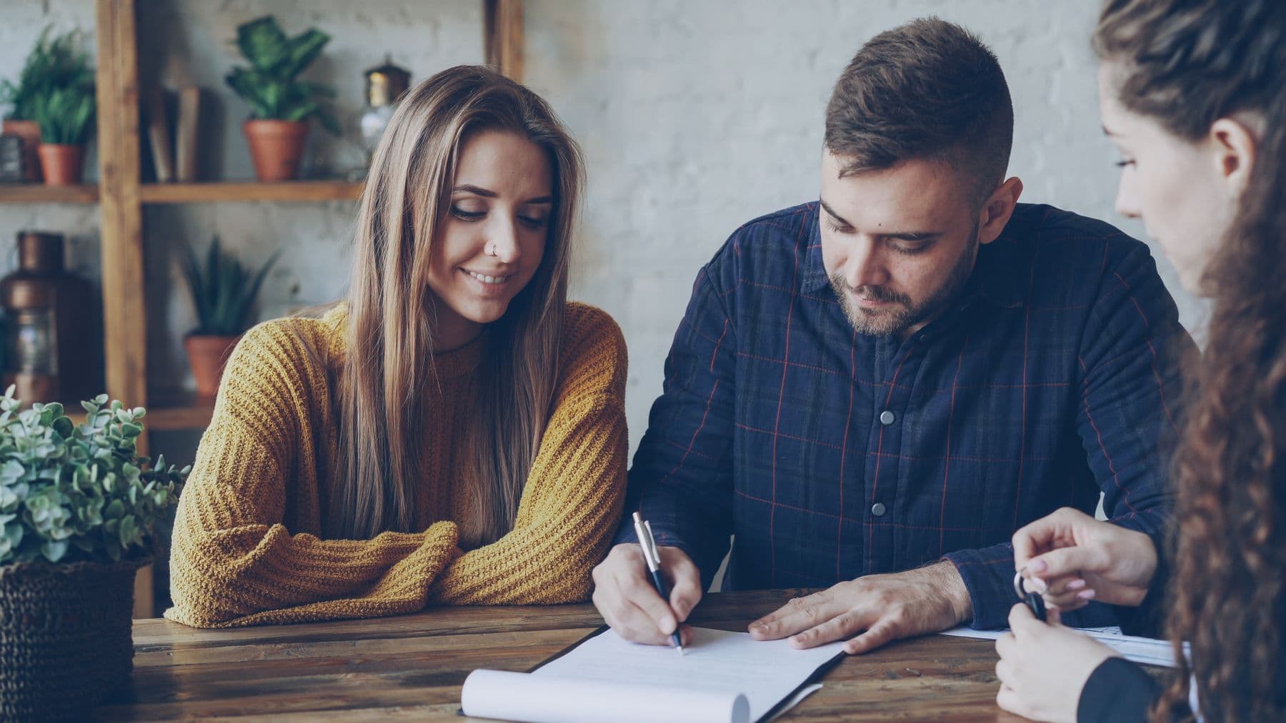 De jeunes professionnels relisent ensemble un contrat avant sa signature